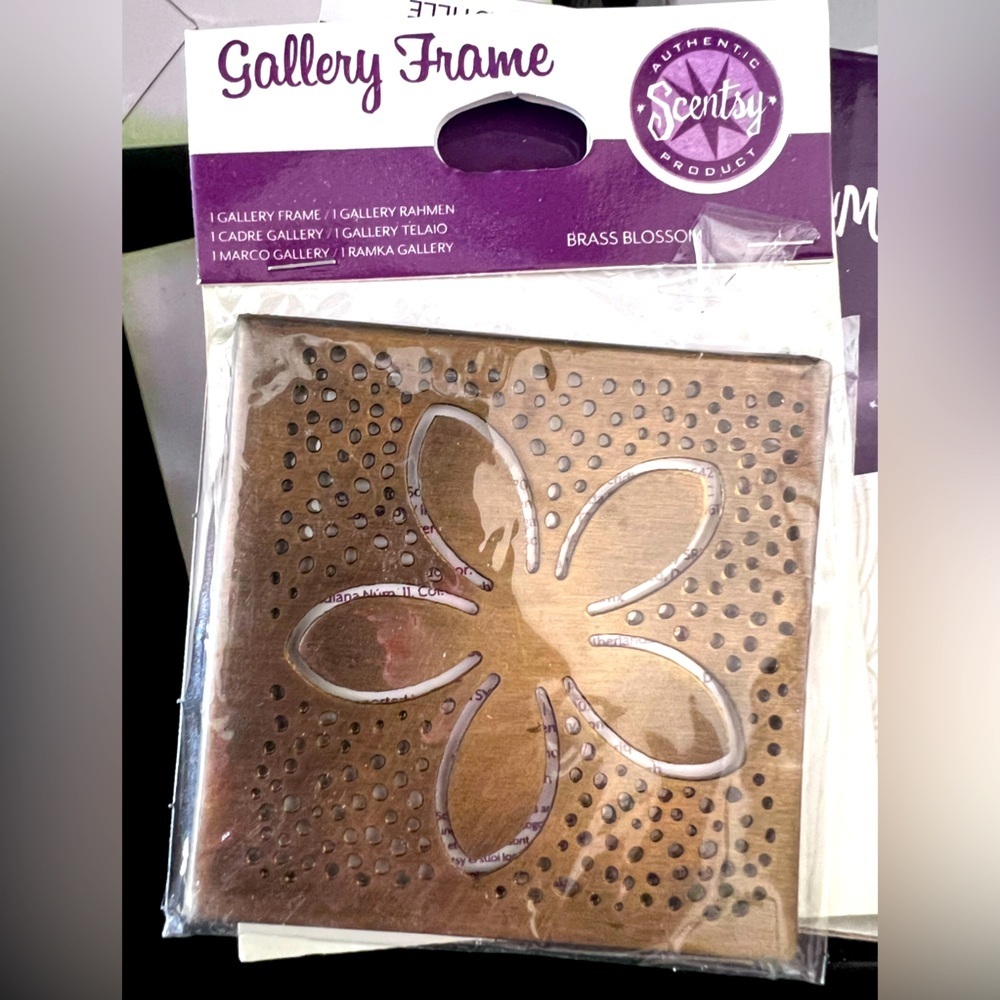 Brand New Scentsy Frame for Gallery Warmer